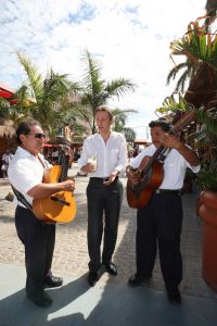 05-12-2007 SHOWBIZZ; ALLE FANS AAN DEK BIJ DE GROOTSTE FAMILIE VAN NEDERLAND. De Tros bracht 800 familieleden naar het Caribische gebied en nam daar oa. op een Cruise boot een pracht van een muziekprogramma op dat 14 december a.s. wordt uitgezonden. Vele Nederlandese en Belgische artiesten waren aanwezig zoals Wolter Kroes_ Marianne Weber_Helmut Lotti_Belle Perez_Jan Keizer met dochter Nellie _Monique Smit_Thomas Berge_Corry Konings en nog vele anderen. Het wordt 14 December bijna 2 uur lang smullen van de mooiste beelden en muziek uit het Caribische gebied.
foto: Albert den Iseger