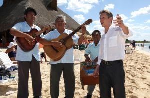 05-12-2007 SHOWBIZZ; ALLE FANS AAN DEK BIJ DE GROOTSTE FAMILIE VAN NEDERLAND. De Tros bracht 800 familieleden naar het Caribische gebied en nam daar oa. op een Cruise boot een pracht van een muziekprogramma op dat 14 december a.s. wordt uitgezonden. Vele Nederlandese en Belgische artiesten waren aanwezig zoals Wolter Kroes_ Marianne Weber_Helmut Lotti_Belle Perez_Jan Keizer met dochter Nellie _Monique Smit_Thomas Berge_Corry Konings en nog vele anderen. Het wordt 14 December bijna 2 uur lang smullen van de mooiste beelden en muziek uit het Caribische gebied.
foto: Albert den Iseger