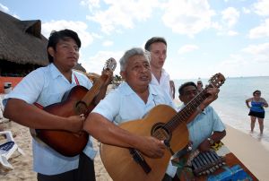 05-12-2007 SHOWBIZZ; ALLE FANS AAN DEK BIJ DE GROOTSTE FAMILIE VAN NEDERLAND. De Tros bracht 800 familieleden naar het Caribische gebied en nam daar oa. op een Cruise boot een pracht van een muziekprogramma op dat 14 december a.s. wordt uitgezonden. Vele Nederlandese en Belgische artiesten waren aanwezig zoals Wolter Kroes_ Marianne Weber_Helmut Lotti_Belle Perez_Jan Keizer met dochter Nellie _Monique Smit_Thomas Berge_Corry Konings en nog vele anderen. Het wordt 14 December bijna 2 uur lang smullen van de mooiste beelden en muziek uit het Caribische gebied.
foto: Albert den Iseger