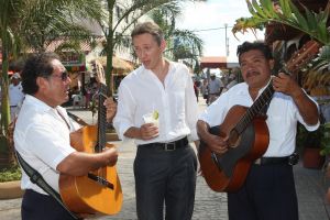 05-12-2007 SHOWBIZZ; ALLE FANS AAN DEK BIJ DE GROOTSTE FAMILIE VAN NEDERLAND. De Tros bracht 800 familieleden naar het Caribische gebied en nam daar oa. op een Cruise boot een pracht van een muziekprogramma op dat 14 december a.s. wordt uitgezonden. Vele Nederlandese en Belgische artiesten waren aanwezig zoals Wolter Kroes_ Marianne Weber_Helmut Lotti_Belle Perez_Jan Keizer met dochter Nellie _Monique Smit_Thomas Berge_Corry Konings en nog vele anderen. Het wordt 14 December bijna 2 uur lang smullen van de mooiste beelden en muziek uit het Caribische gebied.
foto: Albert den Iseger