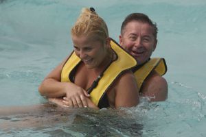 05-12-2007 SHOWBIZZ; ALLE FANS AAN DEK BIJ DE GROOTSTE FAMILIE VAN NEDERLAND. De Tros bracht 800 familieleden naar het Caribische gebied en nam daar oa. op een Cruise boot een pracht van een muziekprogramma op dat 14 december a.s. wordt uitgezonden. Vele Nederlandese en Belgische artiesten waren aanwezig zoals Wolter Kroes_ Marianne Weber_Helmut Lotti_Belle Perez_Jan Keizer met dochter Nellie _Monique Smit_Thomas Berge_Corry Konings en nog vele anderen. Het wordt 14 December bijna 2 uur lang smullen van de mooiste beelden en muziek  uit het Caribische gebied.
foto: Albert den Iseger