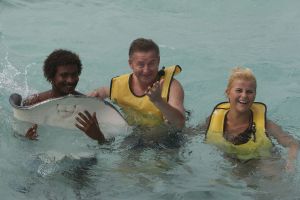 05-12-2007 SHOWBIZZ; ALLE FANS AAN DEK BIJ DE GROOTSTE FAMILIE VAN NEDERLAND. De Tros bracht 800 familieleden naar het Caribische gebied en nam daar oa. op een Cruise boot een pracht van een muziekprogramma op dat 14 december a.s. wordt uitgezonden. Vele Nederlandese en Belgische artiesten waren aanwezig zoals Wolter Kroes_ Marianne Weber_Helmut Lotti_Belle Perez_Jan Keizer met dochter Nellie _Monique Smit_Thomas Berge_Corry Konings en nog vele anderen. Het wordt 14 December bijna 2 uur lang smullen van de mooiste beelden en muziek  uit het Caribische gebied.
foto: Albert den Iseger