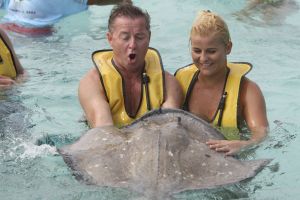 05-12-2007 SHOWBIZZ; ALLE FANS AAN DEK BIJ DE GROOTSTE FAMILIE VAN NEDERLAND. De Tros bracht 800 familieleden naar het Caribische gebied en nam daar oa. op een Cruise boot een pracht van een muziekprogramma op dat 14 december a.s. wordt uitgezonden. Vele Nederlandese en Belgische artiesten waren aanwezig zoals Wolter Kroes_ Marianne Weber_Helmut Lotti_Belle Perez_Jan Keizer met dochter Nellie _Monique Smit_Thomas Berge_Corry Konings en nog vele anderen. Het wordt 14 December bijna 2 uur lang smullen van de mooiste beelden en muziek  uit het Caribische gebied.
foto: Albert den Iseger