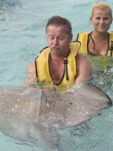 05-12-2007 SHOWBIZZ; ALLE FANS AAN DEK BIJ DE GROOTSTE FAMILIE VAN NEDERLAND. De Tros bracht 800 familieleden naar het Caribische gebied en nam daar oa. op een Cruise boot een pracht van een muziekprogramma op dat 14 december a.s. wordt uitgezonden. Vele Nederlandese en Belgische artiesten waren aanwezig zoals Wolter Kroes_ Marianne Weber_Helmut Lotti_Belle Perez_Jan Keizer met dochter Nellie _Monique Smit_Thomas Berge_Corry Konings en nog vele anderen. Het wordt 14 December bijna 2 uur lang smullen van de mooiste beelden en muziek  uit het Caribische gebied.
foto: Albert den Iseger