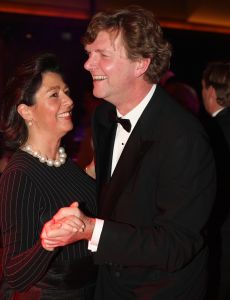 24-11-2007 SHOWBIZZ; GRAND DU GALA CIGARE 2007 IN HUIS TER DUIN NOORDWIJK. Stoute dames van het genootschap Salome rookte en pafte er heerlijk op los en schuwden ook de grootste sigaren niet. Uniek in de geschiedenis van de sigaar gala s was dat er deze keer drie winnaars waren van de Chevalier du Cercie du Cigare: regisseur en producent Chiem van Houweninge. Messterkok van deze eeuw Cas Spijkers en bariton Ernst Daniel Smid. Dit drie tal mag zich voegen bij het rijtje van Hans Wiegel, Jan des Bouvrie, Robin Linschoten, acteur Peter Lusse, zanger Bastiaan Ragas, RTL baas Fons van Westerloo, chef top kok Robert Kranenborg en wijlen Pim Fortuyn. 
foto: Albert den Iseger