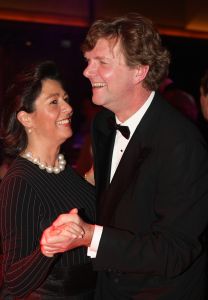 24-11-2007 SHOWBIZZ; GRAND DU GALA CIGARE 2007 IN HUIS TER DUIN NOORDWIJK. Stoute dames van het genootschap Salome rookte en pafte er heerlijk op los en schuwden ook de grootste sigaren niet. Uniek in de geschiedenis van de sigaar gala s was dat er deze keer drie winnaars waren van de Chevalier du Cercie du Cigare: regisseur en producent Chiem van Houweninge. Messterkok van deze eeuw Cas Spijkers en bariton Ernst Daniel Smid. Dit drie tal mag zich voegen bij het rijtje van Hans Wiegel, Jan des Bouvrie, Robin Linschoten, acteur Peter Lusse, zanger Bastiaan Ragas, RTL baas Fons van Westerloo, chef top kok Robert Kranenborg en wijlen Pim Fortuyn. 
foto: Albert den Iseger
