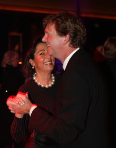 24-11-2007 SHOWBIZZ; GRAND DU GALA CIGARE 2007 IN HUIS TER DUIN NOORDWIJK. Stoute dames van het genootschap Salome rookte en pafte er heerlijk op los en schuwden ook de grootste sigaren niet. Uniek in de geschiedenis van de sigaar gala s was dat er deze keer drie winnaars waren van de Chevalier du Cercie du Cigare: regisseur en producent Chiem van Houweninge. Messterkok van deze eeuw Cas Spijkers en bariton Ernst Daniel Smid. Dit drie tal mag zich voegen bij het rijtje van Hans Wiegel, Jan des Bouvrie, Robin Linschoten, acteur Peter Lusse, zanger Bastiaan Ragas, RTL baas Fons van Westerloo, chef top kok Robert Kranenborg en wijlen Pim Fortuyn. 
foto: Albert den Iseger