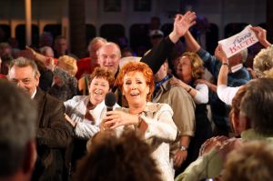 05-12-2007 SHOWBIZZ; ALLE FANS AAN DEK BIJ DE GROOTSTE FAMILIE VAN NEDERLAND. De Tros bracht 800 familieleden naar het Caribische gebied en nam daar oa. op een Cruise boot een pracht van een muziekprogramma op dat 14 december a.s. wordt uitgezonden. Vele Nederlandese en Belgische artiesten waren aanwezig zoals Wolter Kroes_ Marianne Weber_Helmut Lotti_Belle Perez_Jan Keizer met dochter Nellie _Monique Smit_Thomas Berge_Corry Konings en nog vele anderen. Het wordt 14 December bijna 2 uur lang smullen van de mooiste beelden en muziek uit het Caribische gebied.
foto: Albert den Iseger