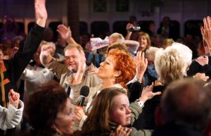 05-12-2007 SHOWBIZZ; ALLE FANS AAN DEK BIJ DE GROOTSTE FAMILIE VAN NEDERLAND. De Tros bracht 800 familieleden naar het Caribische gebied en nam daar oa. op een Cruise boot een pracht van een muziekprogramma op dat 14 december a.s. wordt uitgezonden. Vele Nederlandese en Belgische artiesten waren aanwezig zoals Wolter Kroes_ Marianne Weber_Helmut Lotti_Belle Perez_Jan Keizer met dochter Nellie _Monique Smit_Thomas Berge_Corry Konings en nog vele anderen. Het wordt 14 December bijna 2 uur lang smullen van de mooiste beelden en muziek uit het Caribische gebied.
foto: Albert den Iseger