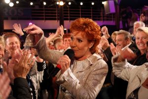 05-12-2007 SHOWBIZZ; ALLE FANS AAN DEK BIJ DE GROOTSTE FAMILIE VAN NEDERLAND. De Tros bracht 800 familieleden naar het Caribische gebied en nam daar oa. op een Cruise boot een pracht van een muziekprogramma op dat 14 december a.s. wordt uitgezonden. Vele Nederlandese en Belgische artiesten waren aanwezig zoals Wolter Kroes_ Marianne Weber_Helmut Lotti_Belle Perez_Jan Keizer met dochter Nellie _Monique Smit_Thomas Berge_Corry Konings en nog vele anderen. Het wordt 14 December bijna 2 uur lang smullen van de mooiste beelden en muziek uit het Caribische gebied.
foto: Albert den Iseger