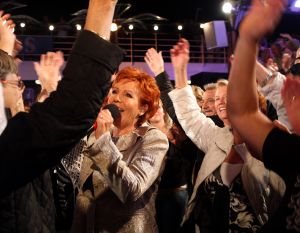 05-12-2007 SHOWBIZZ; ALLE FANS AAN DEK BIJ DE GROOTSTE FAMILIE VAN NEDERLAND. De Tros bracht 800 familieleden naar het Caribische gebied en nam daar oa. op een Cruise boot een pracht van een muziekprogramma op dat 14 december a.s. wordt uitgezonden. Vele Nederlandese en Belgische artiesten waren aanwezig zoals Wolter Kroes_ Marianne Weber_Helmut Lotti_Belle Perez_Jan Keizer met dochter Nellie _Monique Smit_Thomas Berge_Corry Konings en nog vele anderen. Het wordt 14 December bijna 2 uur lang smullen van de mooiste beelden en muziek uit het Caribische gebied.
foto: Albert den Iseger