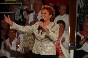 05-12-2007 SHOWBIZZ; ALLE FANS AAN DEK BIJ DE GROOTSTE FAMILIE VAN NEDERLAND. De Tros bracht 800 familieleden naar het Caribische gebied en nam daar oa. op een Cruise boot een pracht van een muziekprogramma op dat 14 december a.s. wordt uitgezonden. Vele Nederlandese en Belgische artiesten waren aanwezig zoals Wolter Kroes_ Marianne Weber_Helmut Lotti_Belle Perez_Jan Keizer met dochter Nellie _Monique Smit_Thomas Berge_Corry Konings en nog vele anderen. Het wordt 14 December bijna 2 uur lang smullen van de mooiste beelden en muziek uit het Caribische gebied.
foto: Albert den Iseger