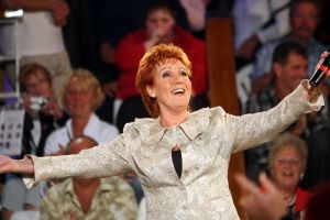 05-12-2007 SHOWBIZZ; ALLE FANS AAN DEK BIJ DE GROOTSTE FAMILIE VAN NEDERLAND. De Tros bracht 800 familieleden naar het Caribische gebied en nam daar oa. op een Cruise boot een pracht van een muziekprogramma op dat 14 december a.s. wordt uitgezonden. Vele Nederlandese en Belgische artiesten waren aanwezig zoals Wolter Kroes_ Marianne Weber_Helmut Lotti_Belle Perez_Jan Keizer met dochter Nellie _Monique Smit_Thomas Berge_Corry Konings en nog vele anderen. Het wordt 14 December bijna 2 uur lang smullen van de mooiste beelden en muziek uit het Caribische gebied.
foto: Albert den Iseger