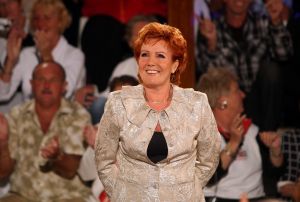 05-12-2007 SHOWBIZZ; ALLE FANS AAN DEK BIJ DE GROOTSTE FAMILIE VAN NEDERLAND. De Tros bracht 800 familieleden naar het Caribische gebied en nam daar oa. op een Cruise boot een pracht van een muziekprogramma op dat 14 december a.s. wordt uitgezonden. Vele Nederlandese en Belgische artiesten waren aanwezig zoals Wolter Kroes_ Marianne Weber_Helmut Lotti_Belle Perez_Jan Keizer met dochter Nellie _Monique Smit_Thomas Berge_Corry Konings en nog vele anderen. Het wordt 14 December bijna 2 uur lang smullen van de mooiste beelden en muziek uit het Caribische gebied.
foto: Albert den Iseger