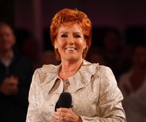 05-12-2007 SHOWBIZZ; ALLE FANS AAN DEK BIJ DE GROOTSTE FAMILIE VAN NEDERLAND. De Tros bracht 800 familieleden naar het Caribische gebied en nam daar oa. op een Cruise boot een pracht van een muziekprogramma op dat 14 december a.s. wordt uitgezonden. Vele Nederlandese en Belgische artiesten waren aanwezig zoals Wolter Kroes_ Marianne Weber_Helmut Lotti_Belle Perez_Jan Keizer met dochter Nellie _Monique Smit_Thomas Berge_Corry Konings en nog vele anderen. Het wordt 14 December bijna 2 uur lang smullen van de mooiste beelden en muziek uit het Caribische gebied.
foto: Albert den Iseger