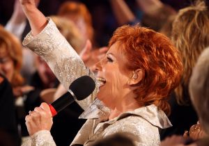 05-12-2007 SHOWBIZZ; ALLE FANS AAN DEK BIJ DE GROOTSTE FAMILIE VAN NEDERLAND. De Tros bracht 800 familieleden naar het Caribische gebied en nam daar oa. op een Cruise boot een pracht van een muziekprogramma op dat 14 december a.s. wordt uitgezonden. Vele Nederlandese en Belgische artiesten waren aanwezig zoals Wolter Kroes_ Marianne Weber_Helmut Lotti_Belle Perez_Jan Keizer met dochter Nellie _Monique Smit_Thomas Berge_Corry Konings en nog vele anderen. Het wordt 14 December bijna 2 uur lang smullen van de mooiste beelden en muziek uit het Caribische gebied.
foto: Albert den Iseger