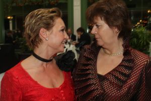 10-12-2007 SHOWBIZZ; DE LAATSTE SOCIETY LUNCH VAN 2007 IN HET KRASNAPOLSKI TE AMSTERDAM. Vele prominenten waren er weer aanwezig op de laatste society lunch van dit jaar. Het was weer een feest zoveel mooie mensen te zien genieten van alle lekkers en van elkaar. Vele bekenden waren weer aanwezig oa. Ben Cramer-Christine Kroonenberg-Esther Oosterhuis-Hans Boskamp-Mariska van Kolck-Pim Smit-Maurice en Danielle Pierot-Rita Verdonk-Vivian Boelen-Barbara Plugge en natuurlijk de gastheer himself Tony Tetro. 
foto: Albert den Iseger