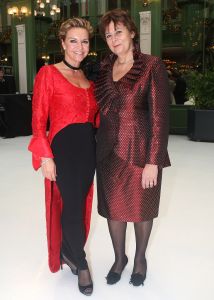 10-12-2007 SHOWBIZZ; DE LAATSTE SOCIETY LUNCH VAN 2007 IN HET KRASNAPOLSKI TE AMSTERDAM. Vele prominenten waren er weer aanwezig op de laatste society lunch van dit jaar. Het was weer een feest zoveel mooie mensen te zien genieten van alle lekkers en van elkaar. Vele bekenden waren weer aanwezig oa. Ben Cramer-Christine Kroonenberg-Esther Oosterhuis-Hans Boskamp-Mariska van Kolck-Pim Smit-Maurice en Danielle Pierot-Rita Verdonk-Vivian Boelen-Barbara Plugge en natuurlijk de gastheer himself Tony Tetro.
foto: Albert den Iseger