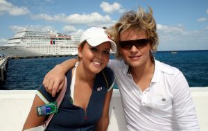 05-12-2007 SHOWBIZZ; ALLE FANS AAN DEK BIJ DE GROOTSTE FAMILIE VAN NEDERLAND. De Tros bracht 800 familieleden naar het Caribische gebied en nam daar oa. op een Cruise boot een pracht van een muziekprogramma op dat 14 december a.s. wordt uitgezonden. Vele Nederlandese en Belgische artiesten waren aanwezig zoals Wolter Kroes_ Marianne Weber_Helmut Lotti_Belle Perez_Jan Keizer met dochter Nellie _Monique Smit_Thomas Berge_Corry Konings en nog vele anderen. Het wordt 14 December bijna 2 uur lang smullen van de mooiste beelden en muziek uit het Caribische gebied.
foto: Albert den Iseger