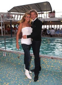 05-12-2007 SHOWBIZZ; ALLE FANS AAN DEK BIJ DE GROOTSTE FAMILIE VAN NEDERLAND. De Tros bracht 800 familieleden naar het Caribische gebied en nam daar oa. op een Cruise boot een pracht van een muziekprogramma op dat 14 december a.s. wordt uitgezonden. Vele Nederlandese en Belgische artiesten waren aanwezig zoals Wolter Kroes_ Marianne Weber_Helmut Lotti_Belle Perez_Jan Keizer met dochter Nellie _Monique Smit_Thomas Berge_Corry Konings en nog vele anderen. Het wordt 14 December bijna 2 uur lang smullen van de mooiste beelden en muziek uit het Caribische gebied.
foto: Albert den Iseger
