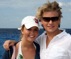 05-12-2007 SHOWBIZZ; ALLE FANS AAN DEK BIJ DE GROOTSTE FAMILIE VAN NEDERLAND. De Tros bracht 800 familieleden naar het Caribische gebied en nam daar oa. op een Cruise boot een pracht van een muziekprogramma op dat 14 december a.s. wordt uitgezonden. Vele Nederlandese en Belgische artiesten waren aanwezig zoals Wolter Kroes_ Marianne Weber_Helmut Lotti_Belle Perez_Jan Keizer met dochter Nellie _Monique Smit_Thomas Berge_Corry Konings en nog vele anderen. Het wordt 14 December bijna 2 uur lang smullen van de mooiste beelden en muziek uit het Caribische gebied.
foto: Albert den Iseger