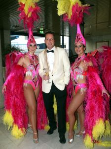 10-12-2007 SHOWBIZZ; DE LAATSTE SOCIETY LUNCH VAN 2007 IN HET KRASNAPOLSKI TE AMSTERDAM. Vele prominenten waren er weer aanwezig op de laatste society lunch van dit jaar. Het was weer een feest zoveel mooie mensen te zien genieten van alle lekkers en van elkaar. Vele bekenden waren weer aanwezig oa. Ben Cramer-Christine Kroonenberg-Esther Oosterhuis-Hans Boskamp-Mariska van Kolck-Pim Smit-Maurice en Danielle Pierot-Rita Verdonk-Vivian Boelen-Barbara Plugge en natuurlijk de gastheer himself Tony Tetro.
foto: Albert den Iseger