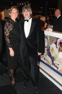 06-12-2007 SHOWBIZZ; MILJONAIRSFAIR IN DE RAI AMSTERDAM WEER GROOT SUCCES.
Op de VIP avond waren maar liefst 6500 gasten komen opdraven, de een in een nog mooiere creatie dan de ander. Vele bekenden uit Politiek Nederland, Showbizz en Theater waren weer aanwezig op deze overheerlijke party van Glamour en glitter.
Foto: Albert den Iseger.