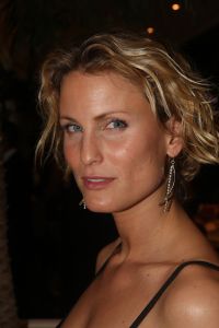 06-12-2007 SHOWBIZZ; MILJONAIRSFAIR IN DE RAI AMSTERDAM WEER GROOT SUCCES.
Op de VIP avond waren maar liefst 6500 gasten komen opdraven, de een in een nog mooiere creatie dan de ander. Vele bekenden uit Politiek Nederland, Showbizz en Theater waren weer aanwezig op deze overheerlijke party van Glamour en glitter.
Foto: Albert den Iseger.