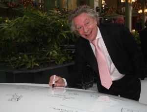 10-12-2007 SHOWBIZZ; DE LAATSTE SOCIETY LUNCH VAN 2007 IN HET KRASNAPOLSKI TE AMSTERDAM. Vele prominenten waren er weer aanwezig op de laatste society lunch van dit jaar. Het was weer een feest zoveel mooie mensen te zien genieten van alle lekkers en van elkaar. Vele bekenden waren weer aanwezig oa. Ben Cramer-Christine Kroonenberg-Esther Oosterhuis-Hans Boskamp-Mariska van Kolck-Pim Smit-Maurice en Danielle Pierot-Rita Verdonk-Vivian Boelen-Barbara Plugge en natuurlijk de gastheer himself Tony Tetro. 
foto: Albert den Iseger
