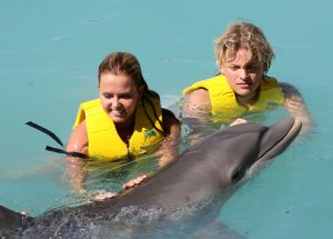 05-12-2007 SHOWBIZZ; ALLE FANS AAN DEK BIJ DE GROOTSTE FAMILIE VAN NEDERLAND. De Tros bracht 800 familieleden naar het Caribische gebied en nam daar oa. op een Cruise boot een pracht van een muziekprogramma op dat 14 december a.s. wordt uitgezonden. Vele Nederlandese en Belgische artiesten waren aanwezig zoals Wolter Kroes_ Marianne Weber_Helmut Lotti_Belle Perez_Jan Keizer met dochter Nellie _Monique Smit_Thomas Berge_Corry Konings en nog vele anderen. Het wordt 14 December bijna 2 uur lang smullen van de mooiste beelden en muziek uit het Caribische gebied.
foto: Albert den Iseger