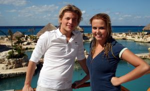 05-12-2007 SHOWBIZZ; ALLE FANS AAN DEK BIJ DE GROOTSTE FAMILIE VAN NEDERLAND. De Tros bracht 800 familieleden naar het Caribische gebied en nam daar oa. op een Cruise boot een pracht van een muziekprogramma op dat 14 december a.s. wordt uitgezonden. Vele Nederlandese en Belgische artiesten waren aanwezig zoals Wolter Kroes_ Marianne Weber_Helmut Lotti_Belle Perez_Jan Keizer met dochter Nellie _Monique Smit_Thomas Berge_Corry Konings en nog vele anderen. Het wordt 14 December bijna 2 uur lang smullen van de mooiste beelden en muziek uit het Caribische gebied.
foto: Albert den Iseger