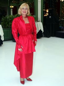 10-12-2007 SHOWBIZZ; DE LAATSTE SOCIETY LUNCH VAN 2007 IN HET KRASNAPOLSKI TE AMSTERDAM. Vele prominenten waren er weer aanwezig op de laatste society lunch van dit jaar. Het was weer een feest zoveel mooie mensen te zien genieten van alle lekkers en van elkaar. Vele bekenden waren weer aanwezig oa. Ben Cramer-Christine Kroonenberg-Esther Oosterhuis-Hans Boskamp-Mariska van Kolck-Pim Smit-Maurice en Danielle Pierot-Rita Verdonk-Vivian Boelen-Barbara Plugge en natuurlijk de gastheer himself Tony Tetro.
foto: Albert den Iseger