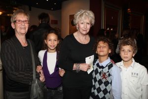 24-12-2008 SHOWBIZZ; CARRE KERST CIRCUS PREMIERE. Het is altijd weer een bijzonder feestje de premiere van het Stardust Kerstcircus in het wereldbekende Carre Theater te Amsterdam. Vele bekende waren weer naar de Amstel toe gekomen oa. Adele Bloemendaal met haar klein kinderen, Anita Witzier met partner Michel en de kids, Belinda Meuldijk met partner Thierry en zoon Yoshi die zich kostelijk vermaakte, de bruiden van Anton Heyboer, Martine Bijl en partner Berend Boudewijn en kleinzoon Bruno die een ware act had in het kerst circus. Het was een heerlijk avondtje top circus met werkelijk top attracties in en om de piste.Een aanrader voor jong en oud.
foto: Albert den Iseger.
