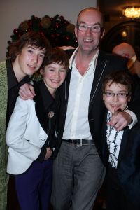 24-12-2008 SHOWBIZZ; CARRE KERST CIRCUS PREMIERE. Het is altijd weer een bijzonder feestje de premiere van het Stardust Kerstcircus in het wereldbekende Carre Theater te Amsterdam. Vele bekende waren weer naar de Amstel toe gekomen oa. Adele Bloemendaal met haar klein kinderen, Anita Witzier met partner Michel en de kids, Belinda Meuldijk met partner Thierry en zoon Yoshi die zich kostelijk vermaakte, de bruiden van Anton Heyboer, Martine Bijl en partner Berend Boudewijn en kleinzoon Bruno die een ware act had in het kerst circus. Het was een heerlijk avondtje top circus met werkelijk top attracties in en om de piste.Een aanrader voor jong en oud.
foto: Albert den Iseger.
