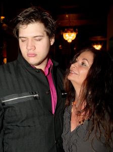 24-12-2008 SHOWBIZZ; CARRE KERST CIRCUS PREMIERE. Het is altijd weer een bijzonder feestje de premiere van het Stardust Kerstcircus in het wereldbekende Carre Theater te Amsterdam. Vele bekende waren weer naar de Amstel toe gekomen oa. Adele Bloemendaal met haar klein kinderen, Anita Witzier met partner Michel en de kids, Belinda Meuldijk met partner Thierry en zoon Yoshi die zich kostelijk vermaakte, de bruiden van Anton Heyboer, Martine Bijl en partner Berend Boudewijn en kleinzoon Bruno die een ware act had in het kerst circus. Het was een heerlijk avondtje top circus met werkelijk top attracties in en om de piste.Een aanrader voor jong en oud.
foto: Albert den Iseger.