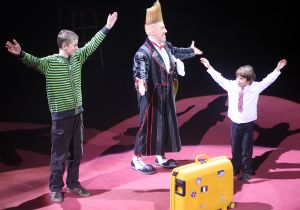 24-12-2008 SHOWBIZZ; CARRE KERST CIRCUS PREMIERE. Het is altijd weer een bijzonder feestje de premiere van het Stardust Kerstcircus in het wereldbekende Carre Theater te Amsterdam. Vele bekende waren weer naar de Amstel toe gekomen oa. Adele Bloemendaal met haar klein kinderen, Anita Witzier met partner Michel en de kids, Belinda Meuldijk met partner Thierry en zoon Yoshi die zich kostelijk vermaakte, de bruiden van Anton Heyboer, Martine Bijl en partner Berend Boudewijn en kleinzoon Bruno die een ware act had in het kerst circus. Het was een heerlijk avondtje top circus met werkelijk top attracties in en om de piste.Een aanrader voor jong en oud.
foto: Albert den Iseger.