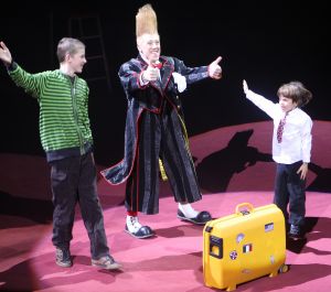 24-12-2008 SHOWBIZZ; CARRE KERST CIRCUS PREMIERE. Het is altijd weer een bijzonder feestje de premiere van het Stardust Kerstcircus in het wereldbekende Carre Theater te Amsterdam. Vele bekende waren weer naar de Amstel toe gekomen oa. Adele Bloemendaal met haar klein kinderen, Anita Witzier met partner Michel en de kids, Belinda Meuldijk met partner Thierry en zoon Yoshi die zich kostelijk vermaakte, de bruiden van Anton Heyboer, Martine Bijl en partner Berend Boudewijn en kleinzoon Bruno die een ware act had in het kerst circus. Het was een heerlijk avondtje top circus met werkelijk top attracties in en om de piste.Een aanrader voor jong en oud.
foto: Albert den Iseger.