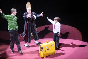 24-12-2008 SHOWBIZZ; CARRE KERST CIRCUS PREMIERE. Het is altijd weer een bijzonder feestje de premiere van het Stardust Kerstcircus in het wereldbekende Carre Theater te Amsterdam. Vele bekende waren weer naar de Amstel toe gekomen oa. Adele Bloemendaal met haar klein kinderen, Anita Witzier met partner Michel en de kids, Belinda Meuldijk met partner Thierry en zoon Yoshi die zich kostelijk vermaakte, de bruiden van Anton Heyboer, Martine Bijl en partner Berend Boudewijn en kleinzoon Bruno die een ware act had in het kerst circus. Het was een heerlijk avondtje top circus met werkelijk top attracties in en om de piste.Een aanrader voor jong en oud.
foto: Albert den Iseger.