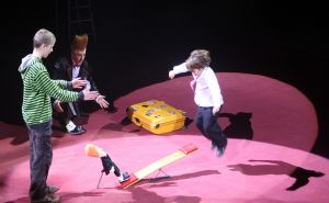 24-12-2008 SHOWBIZZ; CARRE KERST CIRCUS PREMIERE. Het is altijd weer een bijzonder feestje de premiere van het Stardust Kerstcircus in het wereldbekende Carre Theater te Amsterdam. Vele bekende waren weer naar de Amstel toe gekomen oa. Adele Bloemendaal met haar klein kinderen, Anita Witzier met partner Michel en de kids, Belinda Meuldijk met partner Thierry en zoon Yoshi die zich kostelijk vermaakte, de bruiden van Anton Heyboer, Martine Bijl en partner Berend Boudewijn en kleinzoon Bruno die een ware act had in het kerst circus. Het was een heerlijk avondtje top circus met werkelijk top attracties in en om de p24-12-2008 SHOWBIZZ; CARRE KERST CIRCUS PREMIERE. Het is altijd weer een bijzonder feestje de premiere van het Stardust Kerstcircus in het wereldbekende Carre Theater te Amsterdam. Vele bekende waren weer naar de Amstel toe gekomen oa. Adele Bloemendaal met haar klein kinderen, Anita Witzier met partner Michel en de kids, Belinda Meuldijk met partner Thierry en zoon Yoshi die zich kostelijk vermaakte, de bruiden van Anton Heyboer, Martine Bijl en partner Berend Boudewijn en kleinzoon Bruno die een ware act had in het kerst circus. Het was een heerlijk avondtje top circus met werkelijk top attracties in en om de piste.Een aanrader voor jong en oud.
foto: Albert den Iseger.iste.Een aanrader voor jong en oud.
foto: Albert den Iseger.