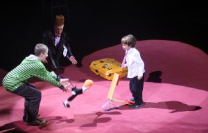 24-12-2008 SHOWBIZZ; CARRE KERST CIRCUS PREMIERE. Het is altijd weer een bijzonder feestje de premiere van het Stardust Kerstcircus in het wereldbekende Carre Theater te Amsterdam. Vele bekende waren weer naar de Amstel toe gekomen oa. Adele Bloemendaal met haar klein kinderen, Anita Witzier met partner Michel en de kids, Belinda Meuldijk met partner Thierry en zoon Yoshi die zich kostelijk vermaakte, de bruiden van Anton Heyboer, Martine Bijl en partner Berend Boudewijn en kleinzoon Bruno die een ware act had in het kerst circus. Het was een heerlijk avondtje top circus met werkelijk top attracties in en om de piste.Een aanrader voor jong en oud.
foto: Albert den Iseger.