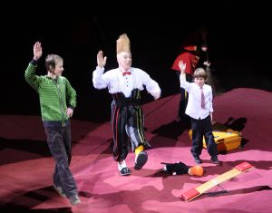 24-12-2008 SHOWBIZZ; CARRE KERST CIRCUS PREMIERE. Het is altijd weer een bijzonder feestje de premiere van het Stardust Kerstcircus in het wereldbekende Carre Theater te Amsterdam. Vele bekende waren weer naar de Amstel toe gekomen oa. Adele Bloemendaal met haar klein kinderen, Anita Witzier met partner Michel en de kids, Belinda Meuldijk met partner Thierry en zoon Yoshi die zich kostelijk vermaakte, de bruiden van Anton Heyboer, Martine Bijl en partner Berend Boudewijn en kleinzoon Bruno die een ware act had in het kerst circus. Het was een heerlijk avondtje top circus met werkelijk top attracties in en om de piste.Een aanrader voor jong en oud.
foto: Albert den Iseger.
