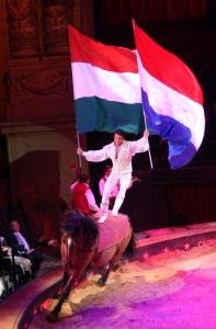 24-12-2008 SHOWBIZZ; CARRE KERST CIRCUS PREMIERE. Het is altijd weer een bijzonder feestje de premiere van het Stardust Kerstcircus in het wereldbekende Carre Theater te Amsterdam. Vele bekende waren weer naar de Amstel toe gekomen oa. Adele Bloemendaal met haar klein kinderen, Anita Witzier met partner Michel en de kids, Belinda Meuldijk met partner Thierry en zoon Yoshi die zich kostelijk vermaakte, de bruiden van Anton Heyboer, Martine Bijl en partner Berend Boudewijn en kleinzoon Bruno die een ware act had in het kerst circus. Het was een heerlijk avondtje top circus met werkelijk top attracties in en om de piste.Een aanrader voor jong en oud.
foto: Albert den Iseger.
