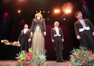 13-12-2008 SHOWBIZZ; PREMIERE VAN PURPER SEIZOEN 2008-2009. De premiere was dit jaar in de schouwburg van Velzen. Grote verrassing van de groep Purper van het aankomende seizoen moet zijn Gerrie van der Klei.
foto: Albert den Iseger.