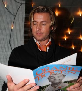 11-12-2009 SHOWBIZZ; NELLY FRIJDA KRIJGT GEEN UITKERING NA HET MISSEN VAN ROL IN KLUCHT. Dat Nelly haar rol in ORANJE BOVEN terug moest geven komt haar letterlijk duur te staan. Ze is te oud voor een uitkering zo vertelde zij mij. Rick Engelkers de producent van de klucht vertelde, ik heb er echt alles aan gedaan om Nelly in de klucht te houden maar het ging echt niet meer. Nelly loopt hiermee een flinke schadepost op, maar Rick vertelde ons dat hij het zo goed mogelijk financieel met haar heeft geregeld.De barones in de klucht word nu gespeeld door Liz Snoyink, die een ware barones op de planken zet in deze dolkomische klucht.
foto: Albert den Iseger