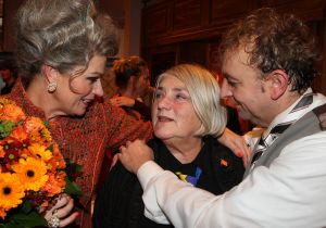 11-12-2009 SHOWBIZZ; NELLY FRIJDA KRIJGT GEEN UITKERING NA HET MISSEN VAN ROL IN KLUCHT. Dat Nelly haar rol in ORANJE BOVEN terug moest geven komt haar letterlijk duur te staan. Ze is te oud voor een uitkering zo vertelde zij mij. Rick Engelkers de producent van de klucht vertelde, ik heb er echt alles aan gedaan om Nelly in de klucht te houden maar het ging echt niet meer. Nelly loopt hiermee een flinke schadepost op, maar Rick vertelde ons dat hij het zo goed mogelijk financieel met haar heeft geregeld.De barones in de klucht word nu gespeeld door Liz Snoyink, die een ware barones op de planken zet in deze dolkomische klucht.
foto: Albert den Iseger