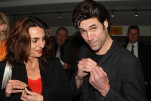 11-12-2009 SHOWBIZZ; NELLY FRIJDA KRIJGT GEEN UITKERING NA HET MISSEN VAN ROL IN KLUCHT. Dat Nelly haar rol in ORANJE BOVEN terug moest geven komt haar letterlijk duur te staan. Ze is te oud voor een uitkering zo vertelde zij mij. Rick Engelkers de producent van de klucht vertelde, ik heb er echt alles aan gedaan om Nelly in de klucht te houden maar het ging echt niet meer. Nelly loopt hiermee een flinke schadepost op, maar Rick vertelde ons dat hij het zo goed mogelijk financieel met haar heeft geregeld.De barones in de klucht word nu gespeeld door Liz Snoyink, die een ware barones op de planken zet in deze dolkomische klucht.
foto: Albert den Iseger
