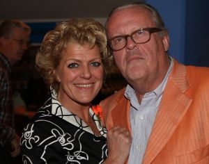 11-12-2009 SHOWBIZZ; NELLY FRIJDA KRIJGT GEEN UITKERING NA HET MISSEN VAN ROL IN KLUCHT. Dat Nelly haar rol in ORANJE BOVEN terug moest geven komt haar letterlijk duur te staan. Ze is te oud voor een uitkering zo vertelde zij mij. Rick Engelkers de producent van de klucht vertelde, ik heb er echt alles aan gedaan om Nelly in de klucht te houden maar het ging echt niet meer. Nelly loopt hiermee een flinke schadepost op, maar Rick vertelde ons dat hij het zo goed mogelijk financieel met haar heeft geregeld.De barones in de klucht word nu gespeeld door Liz Snoyink, die een ware barones op de planken zet in deze dolkomische klucht.
foto: Albert den Iseger