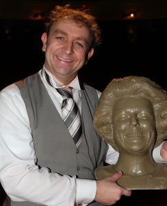 11-12-2009 SHOWBIZZ; NELLY FRIJDA KRIJGT GEEN UITKERING NA HET MISSEN VAN ROL IN KLUCHT. Dat Nelly haar rol in ORANJE BOVEN terug moest geven komt haar letterlijk duur te staan. Ze is te oud voor een uitkering zo vertelde zij mij. Rick Engelkers de producent van de klucht vertelde, ik heb er echt alles aan gedaan om Nelly in de klucht te houden maar het ging echt niet meer. Nelly loopt hiermee een flinke schadepost op, maar Rick vertelde ons dat hij het zo goed mogelijk financieel met haar heeft geregeld.De barones in de klucht word nu gespeeld door Liz Snoyink, die een ware barones op de planken zet in deze dolkomische klucht.
foto: Albert den Iseger