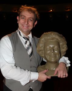 11-12-2009 SHOWBIZZ; NELLY FRIJDA KRIJGT GEEN UITKERING NA HET MISSEN VAN ROL IN KLUCHT. Dat Nelly haar rol in ORANJE BOVEN terug moest geven komt haar letterlijk duur te staan. Ze is te oud voor een uitkering zo vertelde zij mij. Rick Engelkers de producent van de klucht vertelde, ik heb er echt alles aan gedaan om Nelly in de klucht te houden maar het ging echt niet meer. Nelly loopt hiermee een flinke schadepost op, maar Rick vertelde ons dat hij het zo goed mogelijk financieel met haar heeft geregeld.De barones in de klucht word nu gespeeld door Liz Snoyink, die een ware barones op de planken zet in deze dolkomische klucht.
foto: Albert den Iseger