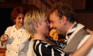 11-12-2009 SHOWBIZZ; NELLY FRIJDA KRIJGT GEEN UITKERING NA HET MISSEN VAN ROL IN KLUCHT. Dat Nelly haar rol in ORANJE BOVEN terug moest geven komt haar letterlijk duur te staan. Ze is te oud voor een uitkering zo vertelde zij mij. Rick Engelkers de producent van de klucht vertelde, ik heb er echt alles aan gedaan om Nelly in de klucht te houden maar het ging echt niet meer. Nelly loopt hiermee een flinke schadepost op, maar Rick vertelde ons dat hij het zo goed mogelijk financieel met haar heeft geregeld.De barones in de klucht word nu gespeeld door Liz Snoyink, die een ware barones op de planken zet in deze dolkomische klucht.
foto: Albert den Iseger